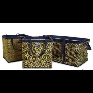 Collapsible organizer set.